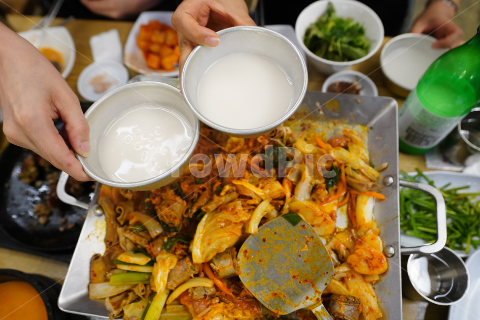 막걸리,술자리,건배,볶음,한식,철판,안주,식사,양념,요리,순대,음식,식재료,요리,food,cook,meal,dishes,food reserves,한식,한국음식,한국요리,korean food,korean dishes,korean meal,korean cook