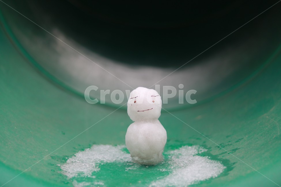 눈,눈사람,놀이터,미끄럼틀,미소,초록색,흰색,썩소,애뜻함,겨울,계절,winter,season