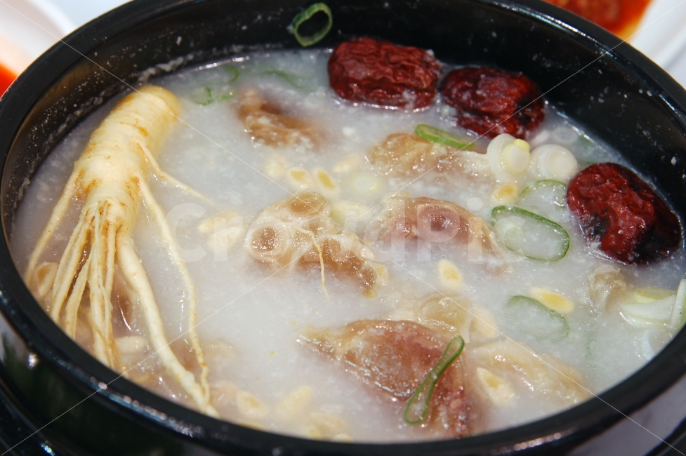 도가니,도가니탕,소고기,탕,국,인삼,대추,한식,음식,뚝배기,한국전통,한국문화,korean traditional,korean culture,음식,식재료,요리,food,cook,meal,dishes,food reserves,한식,한국음식,한국요리,korean food,korean dishes,korean meal,korean cook