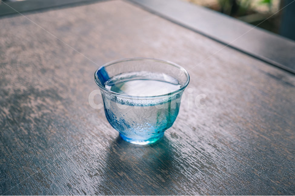 시원한,물,컵,워터,나무,테이블,cold,cool,water,fresh,음료,생수,음료수,drink,beverage,감성,sensible,feeling,색깔,색상,색채,색감,color sense,color sensitivity,feeling of color