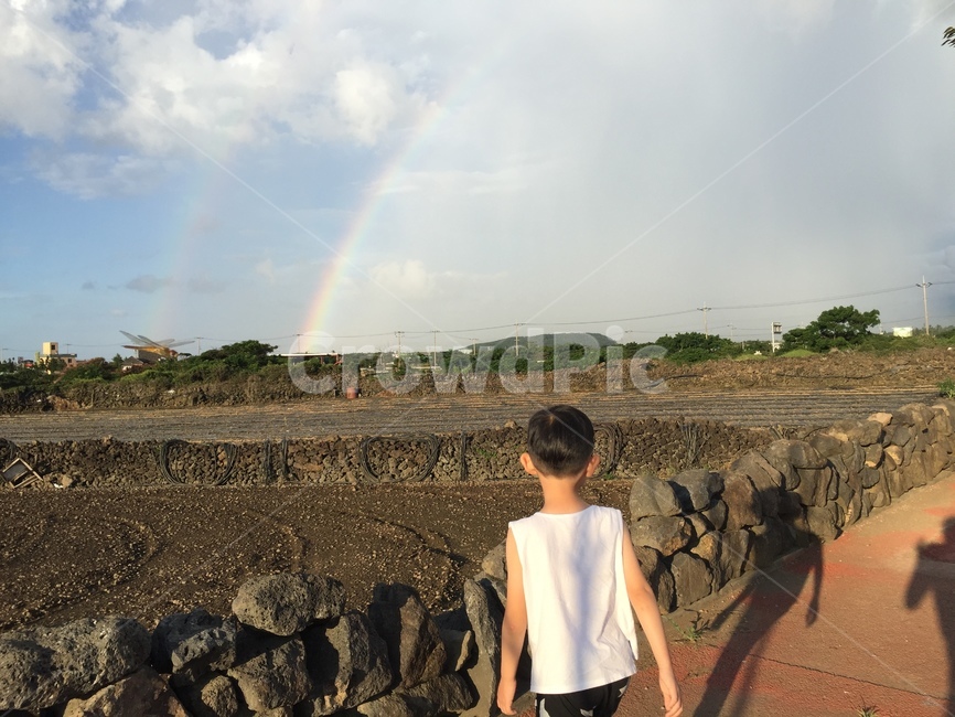 무지개,자연,하늘,구름,풍경,어린이,아이,kids,제주도,남자아이,여름,뭉개구름,rainbow,한국자연풍경,그림자,nature,돌담,뒷모습,색감,sky,여유,시골,논밭,들판