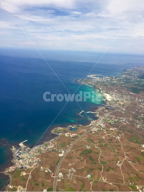 비행기안,theinsideofanairplane,제주도,jejuisland,바다,sea,island,자연,풍경,nature,landscape,한국자연풍경,한국자연경관,korea nature landscape,제주도,jeju,jeju island,outdoors,옥외,경치,scenery,aerial view,조감도,land,땅
