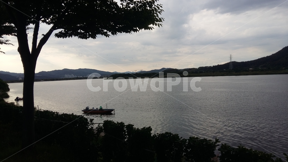 water,물,outdoors,옥외,vessel,용기,transportation,교통,watercraft,선박,vehicle,차량,nature,자연,하늘,구름,나무,낙동강,강,배,배한척,고기잡이배,고기,생선,매운탕,산,언덕,노을,해질녘,강가,강기슭,물결