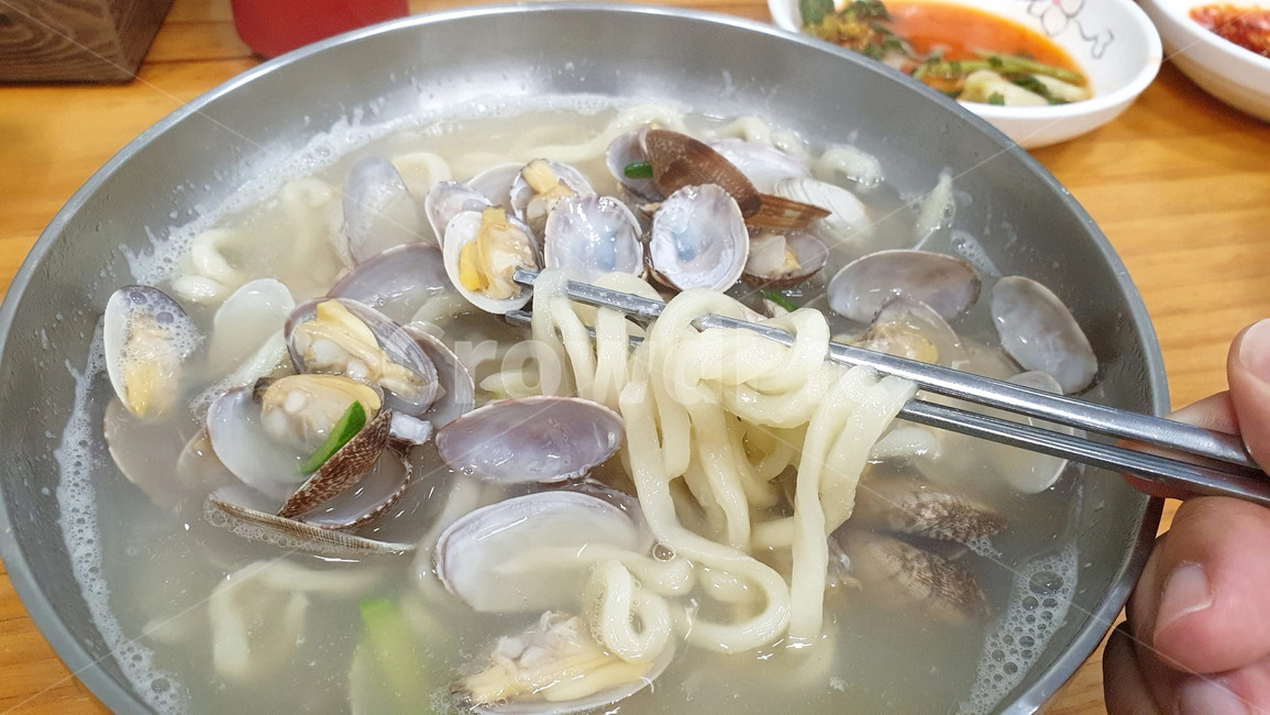 칼국수,바지락,바지락칼국수,조개,해물,해산물,국수,식사,메뉴,요리,레시피,food,누들,noodle,맛집,점심,점심메뉴,점심식사,별미,cook,식자재,식재료,recipe,한국요리,젓가락,저범,국물,손,손가락,김치,반찬,음식,식재료,요리,food,cook,meal,dishes,food reserves,면류,면요리,noodles,한식,한국음식,한국요리,korean food,korean dishes,korean meal,korean cook