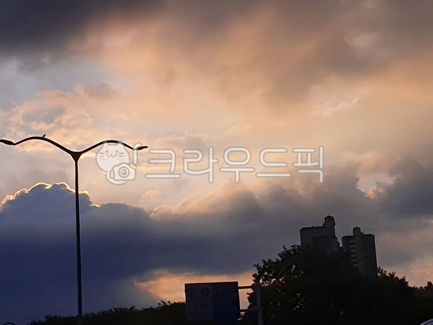 cloud,road name,cloudy sky,cloudy sky at dawn,dawn road