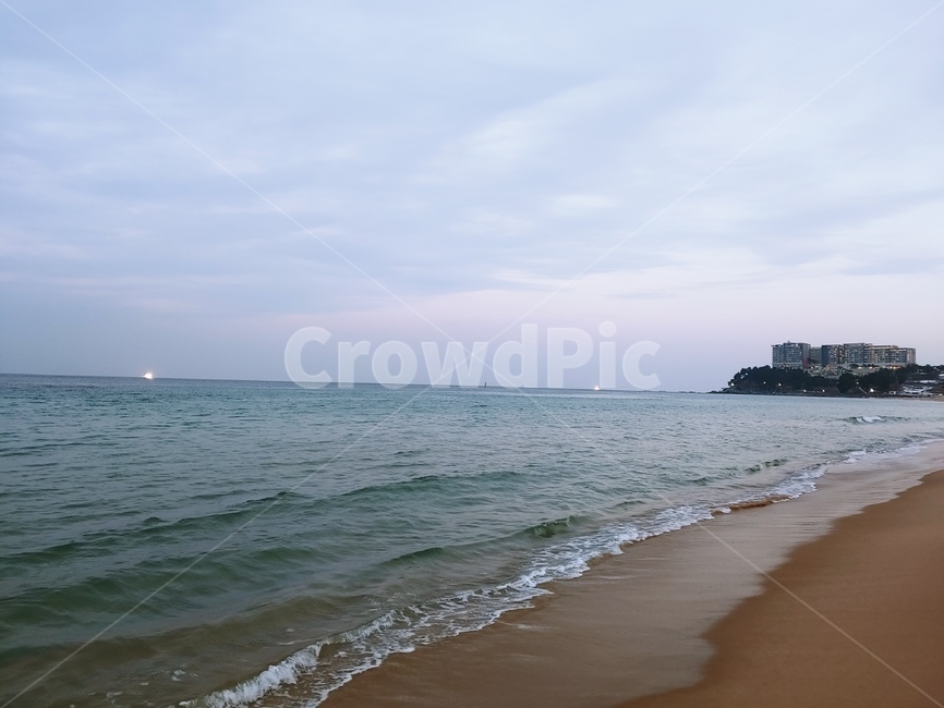 바다,건물,하늘,파도,모래사장,자연,풍경,nature,landscape,해변,바다,beach,sea,outdoors,옥외,water,물,ocean,대양,shoreline,해안선