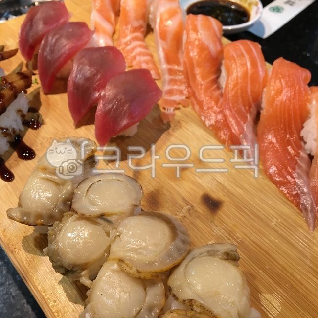 생선초밥,모듬초밥,연어초밥,참치초밥,가리비초밥,나무도마,생선회,생선요리,음식,일식,해산물