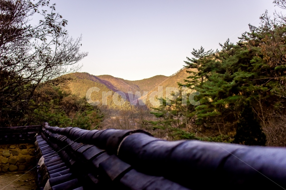산,풍경,기와,자연,하늘,나무,자연풍경,풍경사진,한적,평화,자연,풍경,nature,landscape,한국전통,한국문화,korean traditional,korean culture,건축물,건물외관,exterior,building,structure,architecture,construction