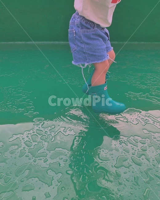 apparel,의복,clothing,의류,어린이,kids,비오는날,rainyday,사람,인물,인간,human,person,어린이,어린아이,child,children,kid