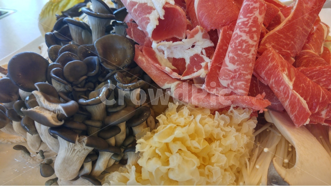 샤브샤브,버섯,고기,야채,채소,소고기,붉은색,노란색,음식,식사,요리,맛,건강,행복,느타리버섯,꽃송이버섯,음식,식재료,요리,food,cook,meal,dishes,food reserves,육류,고기,meat