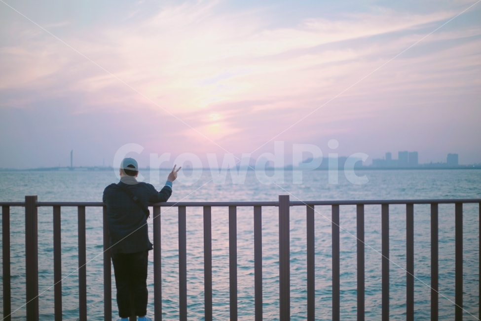 오이도,친구,우정,해닐녘,의리,선셋,노을,자연,풍경,nature,landscape,여행,휴가,traveling,vacation,trip,도시,city,사람,인물,인간,human,person,남성,남자,man,male,감성,sensible,feeling,railing,난간,handrail,banister