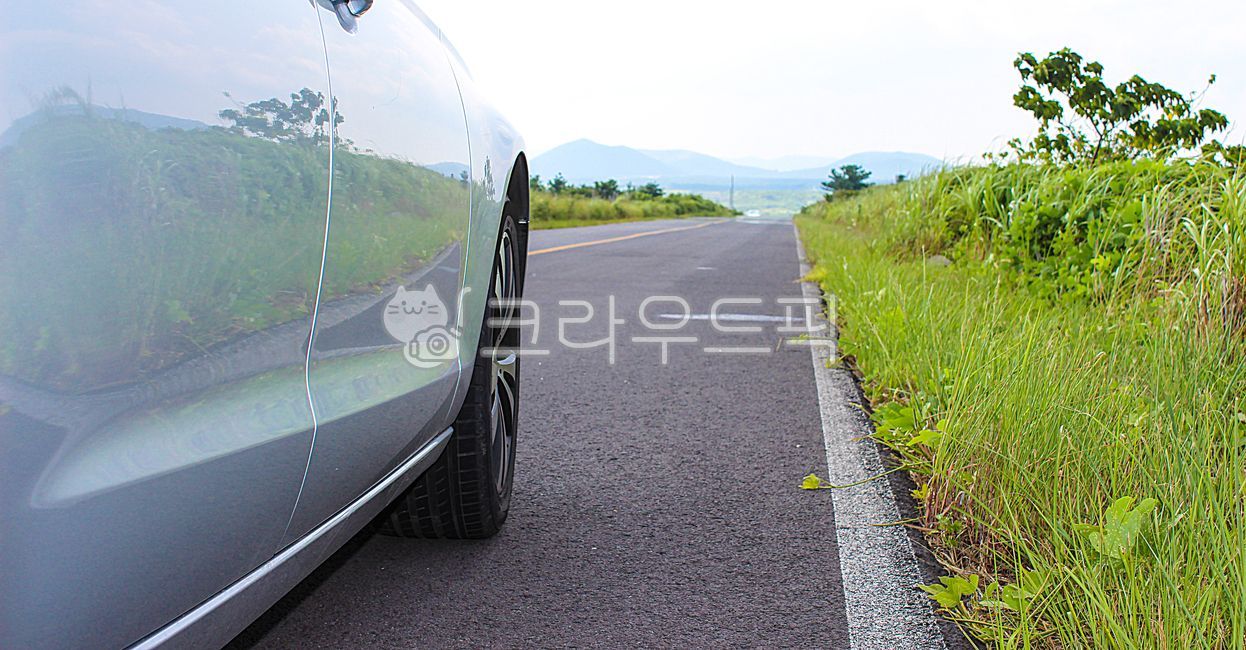 sky,blue sky,wheel,car wheel,alloy wheel,alloywheel,summer,grassland,vehicle,transportation,automobile,carwheel,car,road,transit,road name,drive,tire