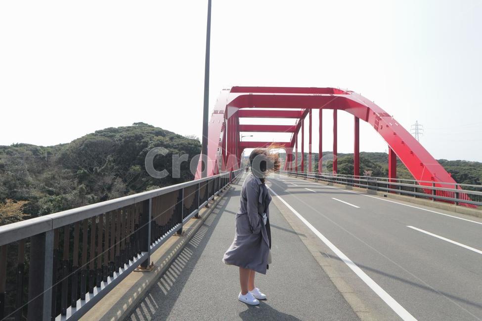 대마도,다리,바람,여자,서있는여자,바람맞는여자,트렌치코트