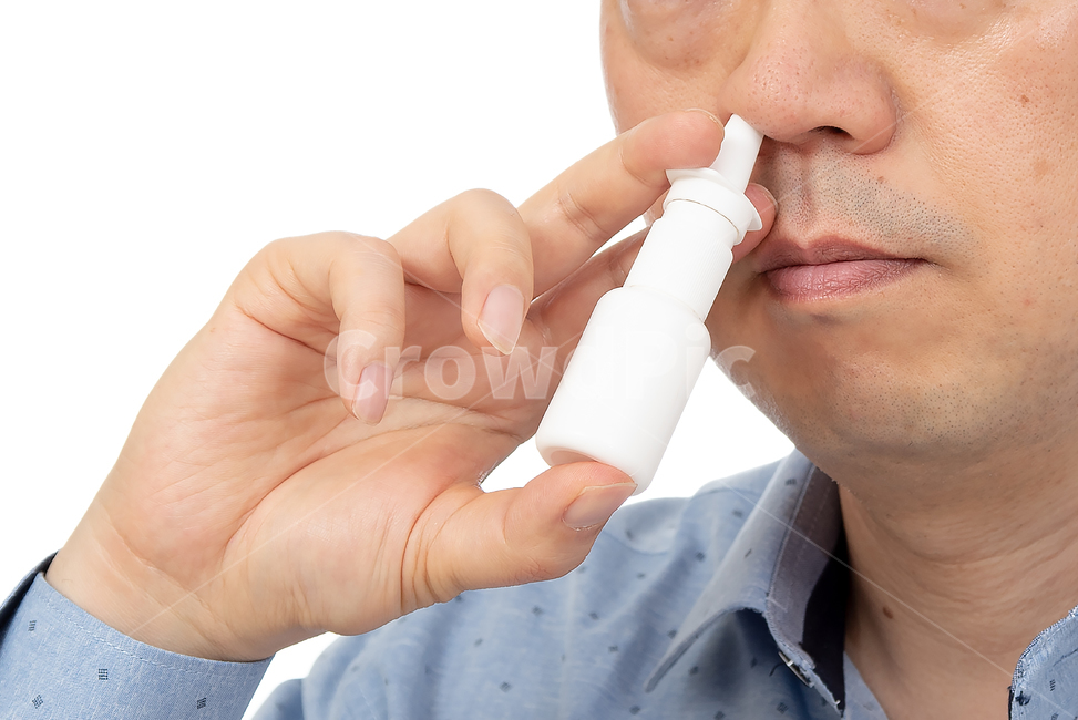 남자,남성,1인,상반신,흰색배경,누끼,하얀색배경,성인남자,아빠,한국인,일본인,중국인,아시아인,중년,40대,50대,하얀배경,중장년,건강,건강관리,의료,보건,질병,알레르기,알러지,감기,컨디션,인물,코막힘,비염,콧물,감염,전염병,에티켓,꽃가루,집먼지,미세먼지,치료,의약품,약,스프레이,분사,의학,예방,감기약,코,약품,얼굴,환절기,사람,인물,인간,human,person,남성,남자,man,male,의료,의학,병원,medical,hospital,clinic