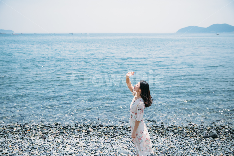 해변,바닷가,봄,원피스,자갈,해변가,fashion,clothing,여름,계절,summer,season,해변,바다,beach,sea,사람,인물,인간,human,person,여성,여자,woman,female,lady,여행,휴가,traveling,vacation,trip