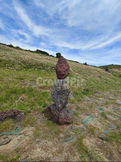 산,하늘,풍경,들판,돌탑,mountain,sky,clouds,green,초록,등산,한라산,배경,바위,rock,stone,tower