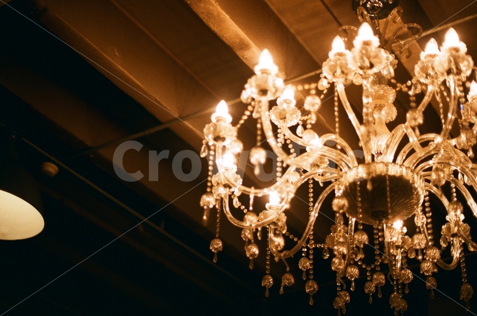 chandelier,lighting,ceiling,cafe,bling,샹드리에,카페,천장,인테리어,공간,조명,아름다운,그윽한,어두운,밝은,골드,오래된,클래식,필름사진,감성사진,analog,film,interior,space,dark,modern,classic,sensitive,감성,sensible,feeling,인테리어,실내디자인,interior design,사물,물건,오브젝트,thing,object,matter