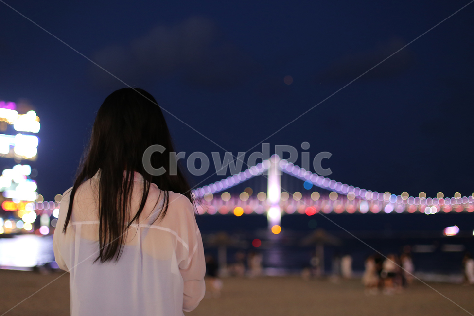 부산야경,뒷모습,여자,광안대교,광안대교야경,보케,빛,다리,대교,브릿지,조명,건축물,야경,bridge,nightview,인간,여성,신체일부,밤,저녁,감성,아련함,추억,반짝,해변,바다,beach,sea,야경,밤,풍경,nightscape,night,landscape,도시,city,한국도시풍경,한국도시경관,korea cityscape,랜드마크,landmark,tourist attraction,한국랜드마크,한국관광지,한국명소,korea landmark,korea tourist attraction,사람,인물,인간,human,person,여성,여자,woman,female,lady,여행,휴가,traveling,vacation,trip,감성,sensible,feeling,고독함,외로움,쓸쓸함,우울함,슬픔,lonely,solitary,sleeve,소매,clothing,의류,apparel,의복