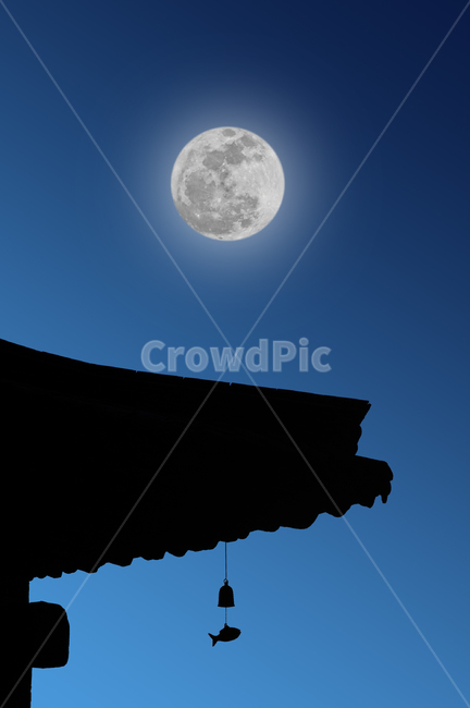 절,사찰,달,보름달,저녁,밤,야경,밝은,비추는,달빛,빛,한옥,건축,전통,한국,한국전통,전통건축,건물,종,주물종,절종,풍탁,풍경,풍경종,누각,처마,추녀,지붕,실루엣,어두운,물고기,붕어,문양,불교,종교,하늘,배경,백그라운드,패턴,자연,고요한,추석,명절,한가위