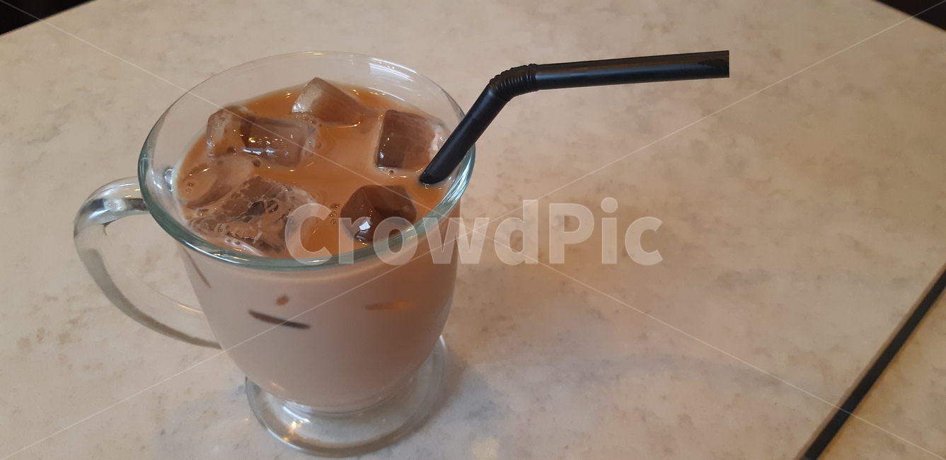 밀크티,컵,카페,음료,유리컵,대리석,식탁,tea,coffee,straw,coffeeshop,table,ice,얼음,커피,카페,coffee,cafe