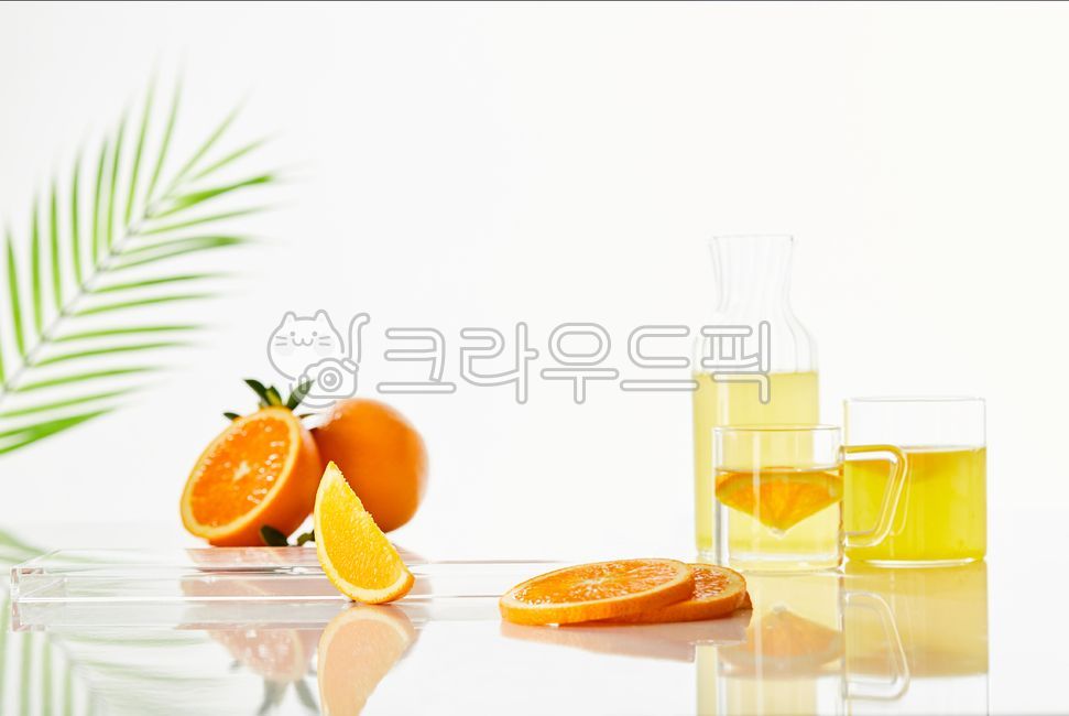 건강,과일,귤,노란색,다이어트,단면,달콤함,백그라운드,뷰티,비타민,사람없음,숙성,스튜디오,슬라이스,신선,실내,아름다움,여름,열매,오렌지,오렌지주스,오브젝트,유기농,유리,음료,음식,잎,주스,컨셉,컵,흰색