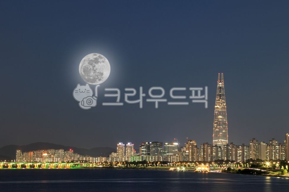 롯데월드타워,롯데월드,타워,빌딩,고층빌딩,초고층빌딩,랜드마크,스카이라인,아파트,도시,도심,야경,풍경,도시풍경,파노라마,강,한강,하늘,배경,백그라운드,불빛,롯데,건축,건축물,현대,현대건축,저녁,밤,달,물,다리,대교,교량,잠실대교,잠실,송파구,서울,한국,추석,명절,보름달,설날