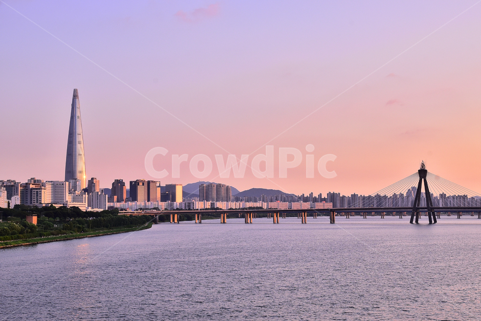 야경,고층빌딩,강물,한강,조명,불빛,light,nightview,landscape,올림픽대교,다리,한강다리,bridge,연결,석양,풍경,해질무렵,sunset,서울,seoul,배경,바탕,백그라운드,background,아파트촌,건물,건축물
