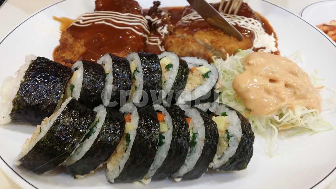 김밥,돈까스,점심메뉴,분식,한국음식,소풍,피크닉,칼질,외식,푸드,나이프,육류,고기
