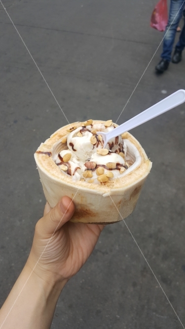 코코넛아이스크림,코코넛,아이스크림,태국,디저트,여행,음식,간식,바닐라아이스크림,견과류,초코시럽,노점,icecream,coconut,thailand,사람,인물,인간,human,person,신체일부,몸,body,음식,식재료,요리,food,cook,meal,dishes,food reserves,디저트,간식,후식,dessert,snack