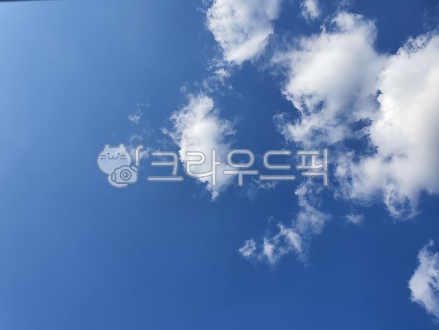 하늘,푸른하늘,구름,흰구름,뭉게구름,자연,맑은날씨,쾌청한,대기,배경,풍경,평화로운,자유,높은하늘,부드러운,가을하늘,여름하늘,낮,빛,야외,환경,천국,산뜻한,고요한,청명한,적운,아름다운,수평선,공기,푸른색