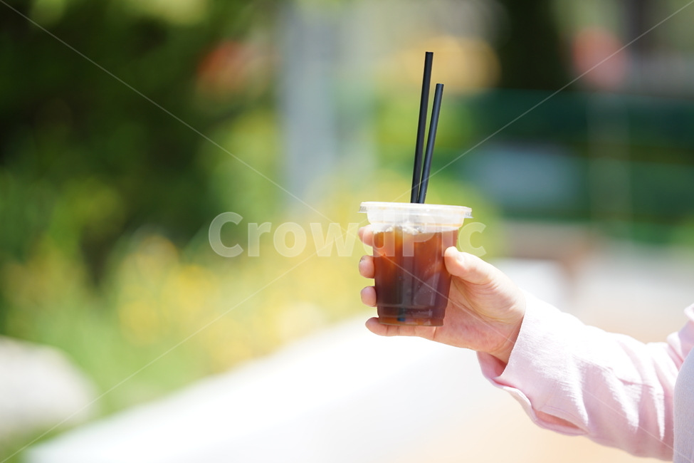 커피,아메리카노,음료,디저트,후식,더위,여름,둘,빨대,아이스,얼음,마실거리,ice,사람,인물,인간,human,person,신체일부,몸,body,커피,카페,coffee,cafe