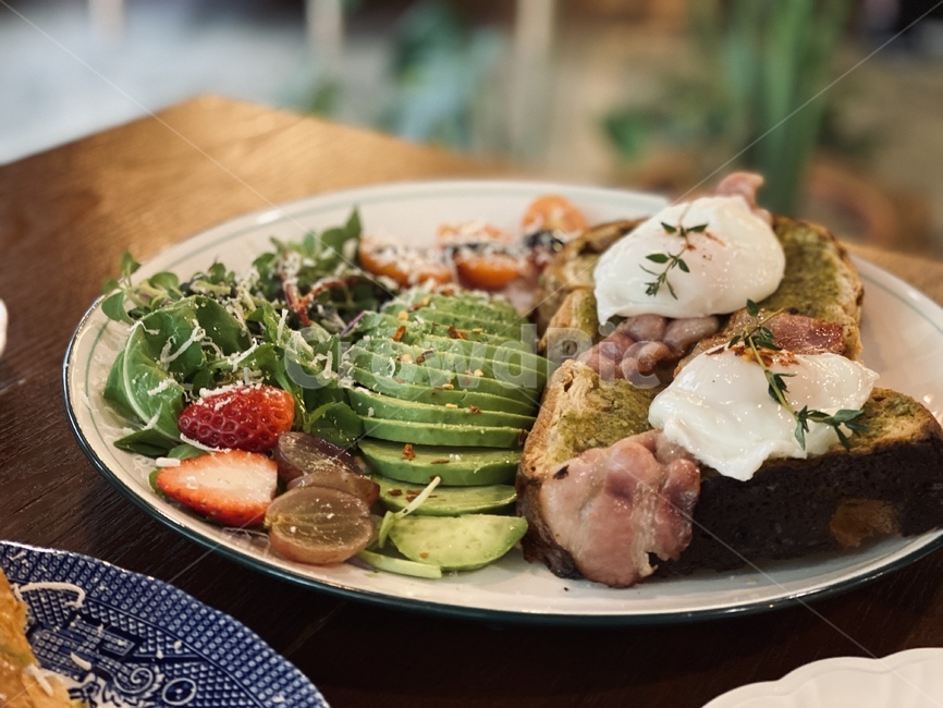 sandwich,meal,food,샌드위치,음식,brunch,브런치,감성사진,포크,dish,요리,egg,베이컨,샐러드,아보카도