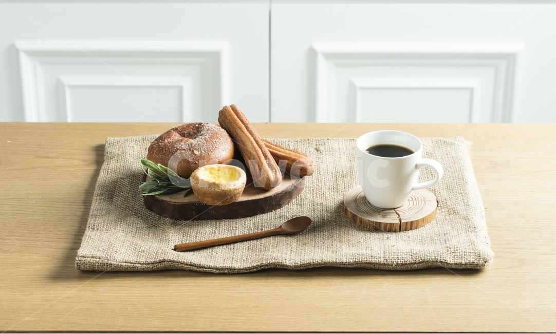 식사,음식,빵,브레드,주방,쿠킹,meal,bread,아침,런치,베이커리,부엌,식탁,food,밀가루음식,테이블웨어,나무,원목,wood,손,남자,hand,커피,coffee,morning,음식,식재료,요리,food,cook,meal,dishes,food reserves,빵,bread,연출,컨셉,콘셉,direction,concept