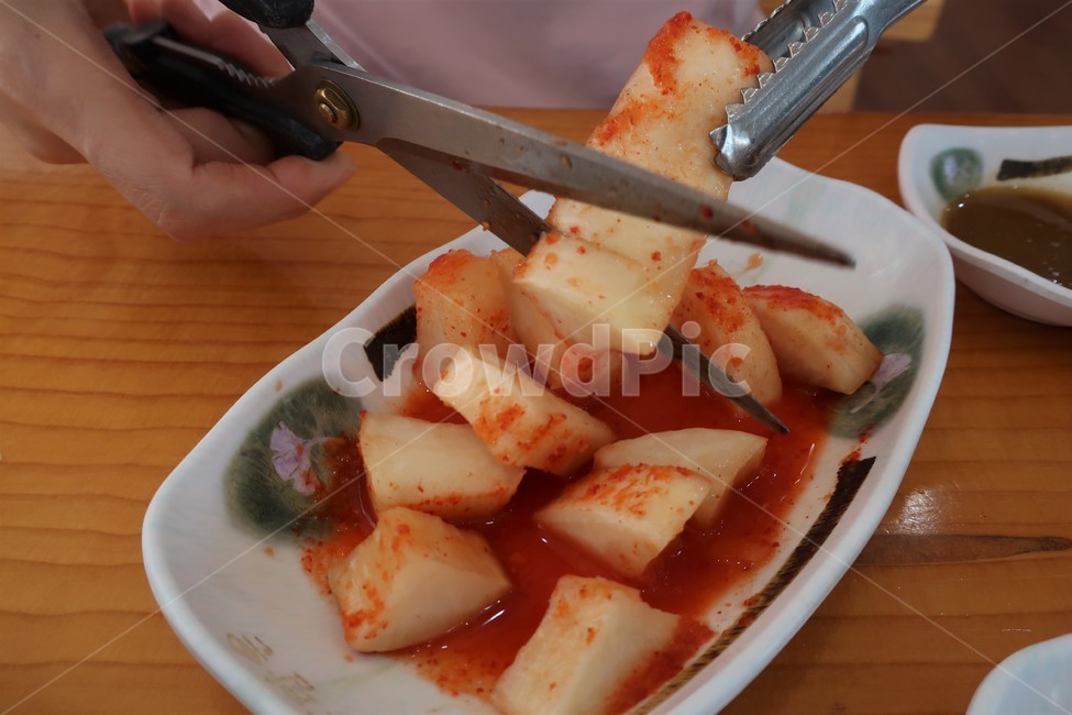 열무,총각,김치,가위,절단,발효,숙성,한식,알타리,무,음식,식재료,요리,food,cook,meal,dishes,food reserves,한식,한국음식,한국요리,korean food,korean dishes,korean meal,korean cook