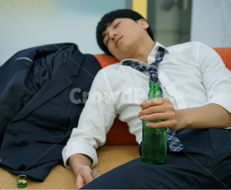 술,음주,과음,남성,남자,취객,만취,소주병,소주,알콜,사람,인물,인간,human,person,남성,남자,man,male,술,주류,alcohol