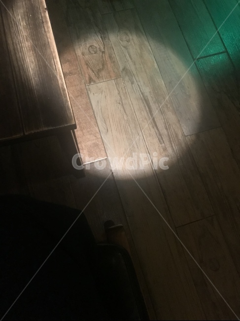 flooring,바닥,floor,견목,그림자,핀조명,포커스
