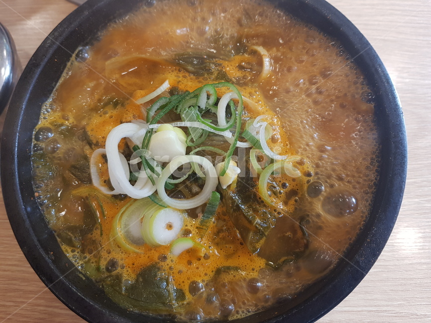식사,해장국,뼈다귀해장국,1인분,뚝배기,감자탕