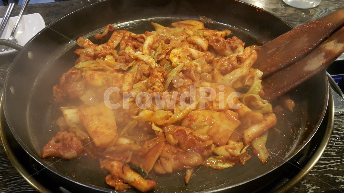 닭갈비,연기,철판,먹음직스러운,음식,요리,닭요리,김,양상추,닭고기,양념,볶음,음식,식재료,요리,food,cook,meal,dishes,food reserves