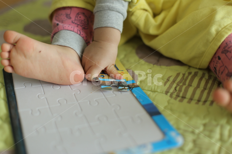 베이비,아기,퍼즐,퍼즐조각,육아,human,인간,person,사람,baby,놀이,아기손,아기손가락,손,손가락,발바닥,사람,인물,인간,human,person,영유아,아기,애기,아이,infants,baby