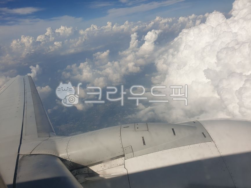 cloud,airplane,aircraft