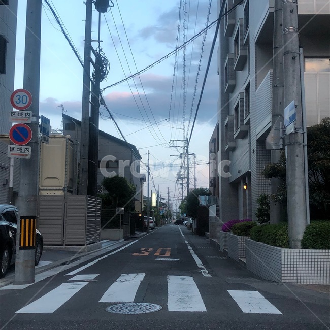 일본,골목길,하늘,저녁,전기줄,표지판,도로,횡단보도,감성,구름,japan,sky,dusk,alley,street,way,cloud