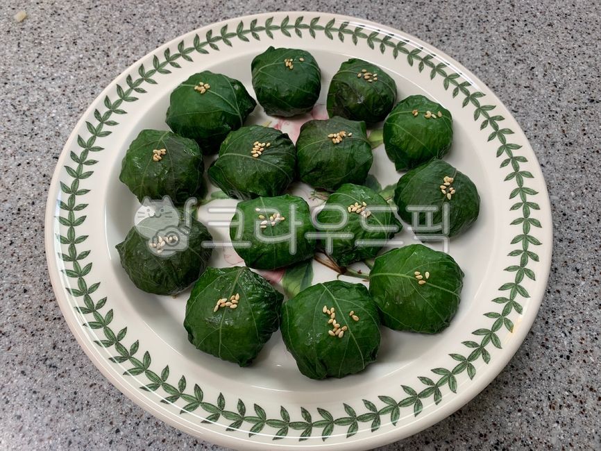 green,plate,bowl,food,Sesame leaf wrap,Sesame leaf roll,roundplate,sesameleaf,Sesame salt,sesamefood,Korean food,Perilla leaf dishes,round plate,sesame,sesameleafwrap,Sesame,koreanfood