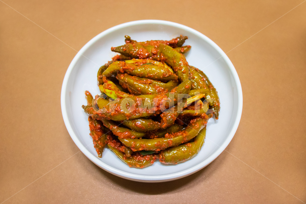 삭힌고추무침,고추장아찌무침,김치,반찬,한식,한국음식,고추지무침,고추김치,삭힌고추김치,고추장아찌김치,음식,요리,겨울,김장,김장김치,고추장아찌,식품,고추,야채,채소,한국,발효,발효음식,발효식품,문화,김장철,가을,늦가을,초겨울,전통,식사,집반찬,집밥,소스,전통음식,한국전통음식,부엌,대한민국,남한,아시아,고춧가루,매운,매콤한,맵다,짜다,맛있는,맛있다,양념,양념장,건강,건강한,건강음식,건강한음식,그릇,접시,사기그릇,질그릇,사기접시,홈메이드,홈메이드푸드,배경,바탕,백그라운드,kimchi,chilipepperkimchi,koreanfood,cooking,vegetable,food,koreantraditionalfood,traditional,cuisine,cook,chili,chilipepper,korea,korean,meal,gimjang,makingkimchi,gimchi,kimchee,fall,autumn,winter,fermented,fermentedfood,fermentation,eat,kitchen,southkorea,healthy,health,healthfood,healthyfood,dish,delicious,tasty,plate,sauce,seasoning,sidedish,homemade,homemadefood,spicy,hot,culture,asia,asian,background,음식,식재료,요리,food,cook,meal,dishes,food reserves,한식,한국음식,한국요리,korean food,korean dishes,korean meal,korean cook