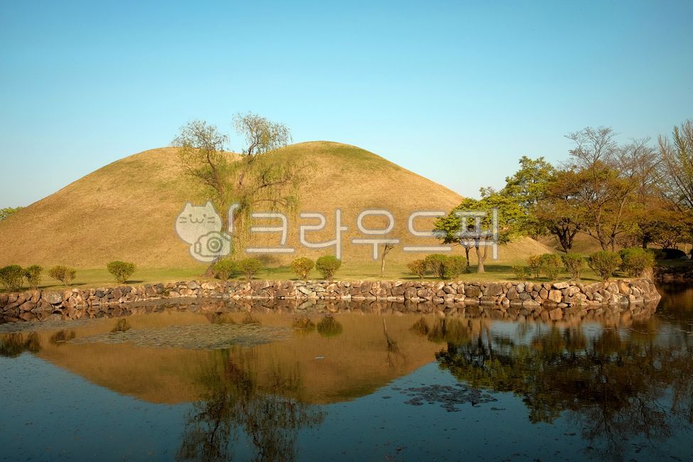 pond,nature,royal tombs,tourist destination,water,Gyeongju,grassland,outdoors,field,Gyeongju Daereungwon,Daereungwon,historic sites,autumn