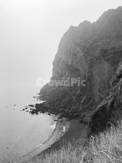 흑백,성산일출봉,해변,바다,절벽,자연,풍경,nature,landscape,한국자연풍경,한국자연경관,korea nature landscape,제주도,jeju,jeju island,흑백,모노톤,monochrome,black and white,promontory,곶,outdoors,옥외,cliff,낭떠러지