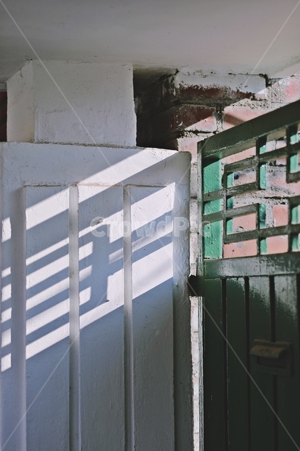 대문,철문,그림자,햇빛,irondoor,shadow,빈티지사진,빈티지느낌,빈티지감성,vintage