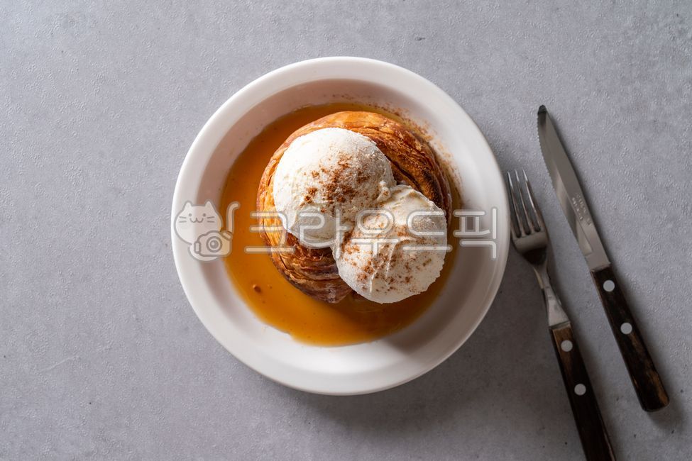 bread,cafe,dumping vanilla,plate,vanilla