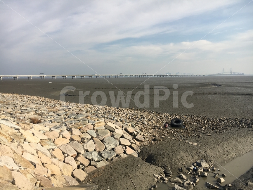 인천,바다,갯벌,할머니,다리,자연,풍경,nature,landscape,한국자연풍경,한국자연경관,korea nature landscape,해변,바다,beach,sea,ground,바닥,rubble,파편