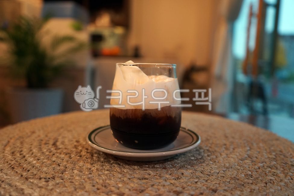 커피,카페,아인슈페너,비엔나커피,크림,음료,음식,food,beverage,cream,coffee,cafe,viennacoffee,원목테이블,나무,wood,woodentable,table,유리컵,컵받침,감성