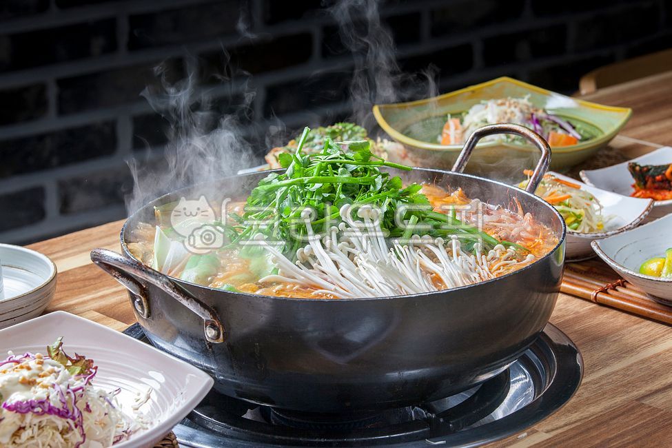 Korean traditional cuisine,Pagameun soup,Freshwater shrimp spicy soup,traditional cuisine,table setting,water parsley,Jjagigi Spicy Soup,catfish food,Freshwater spicy stew,freshwater shrimp,plate,green onion,Korean traditional food,catfish,Catfish dish,Cr